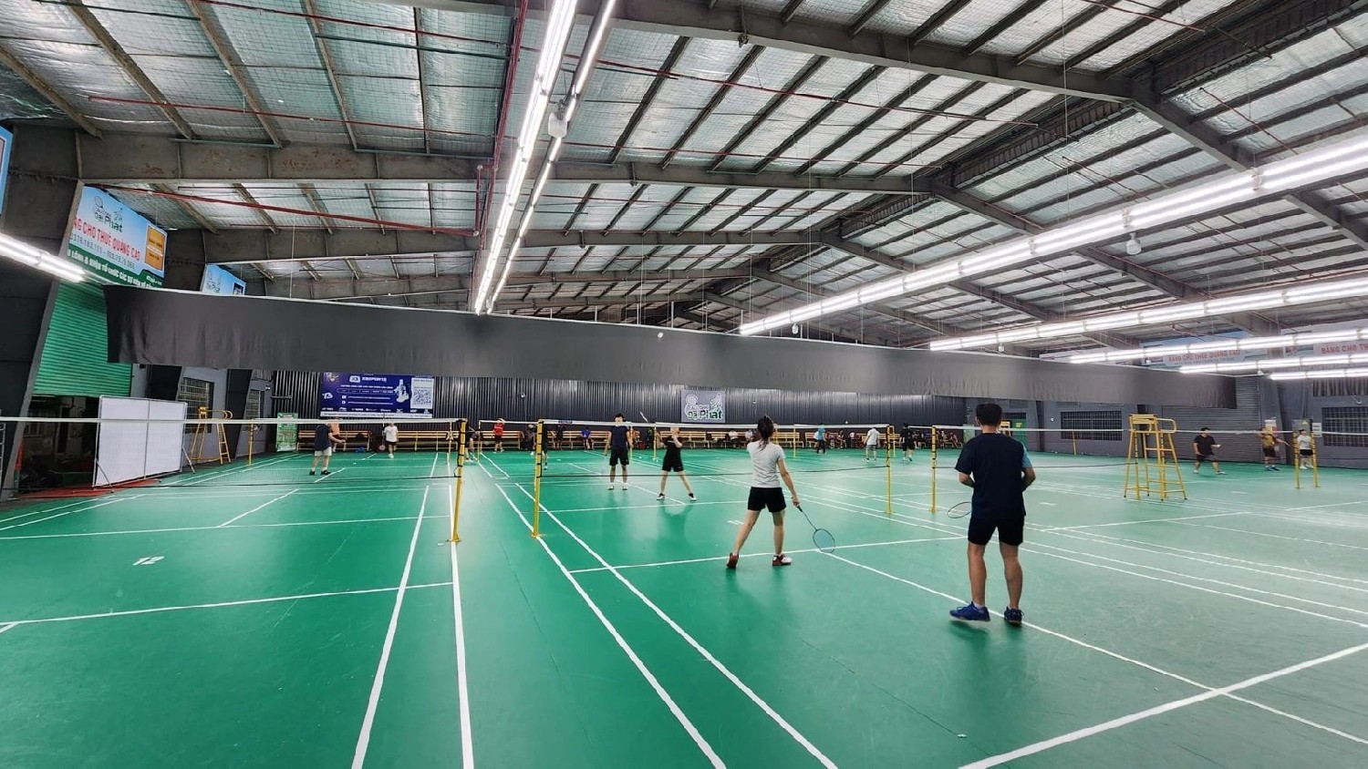 Không gian rộng rãi tại sân cầu lông Đại Phát Gò Vấp
