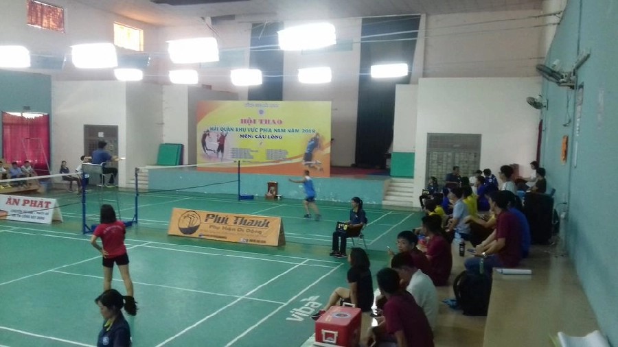 Mặt sân cầu lông Phú Lợi đạt chuẩn thi đấu