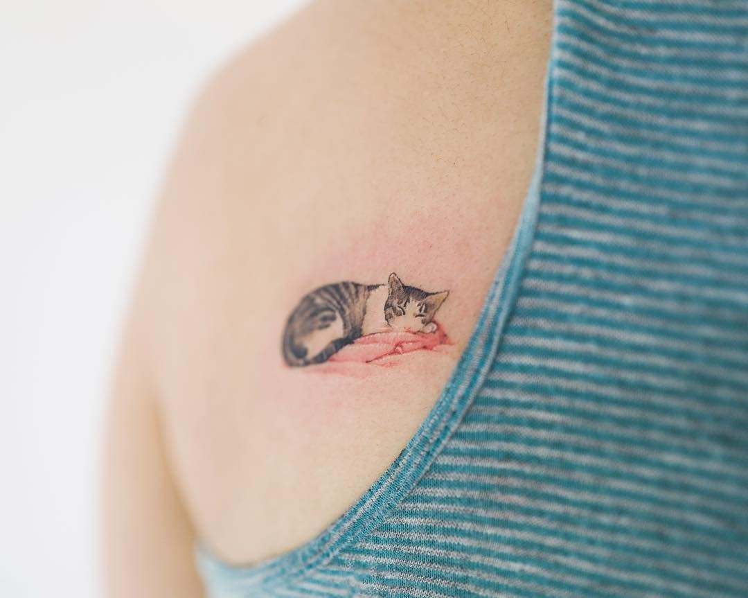 Mẫu hình xăm mini ở cổ tay nhẹ nhàng cho nữ 2003