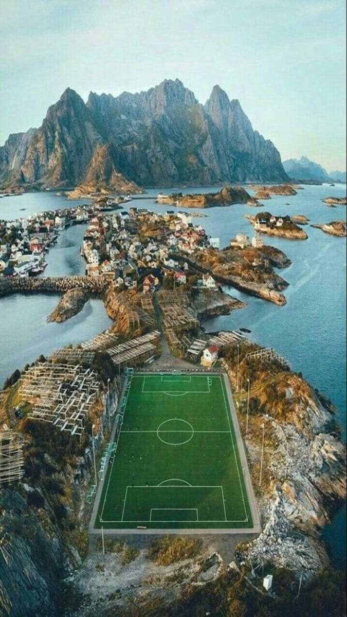 Toàn cảnh sân vận động rực sáng dưới ánh đèn đêm huyền ảo