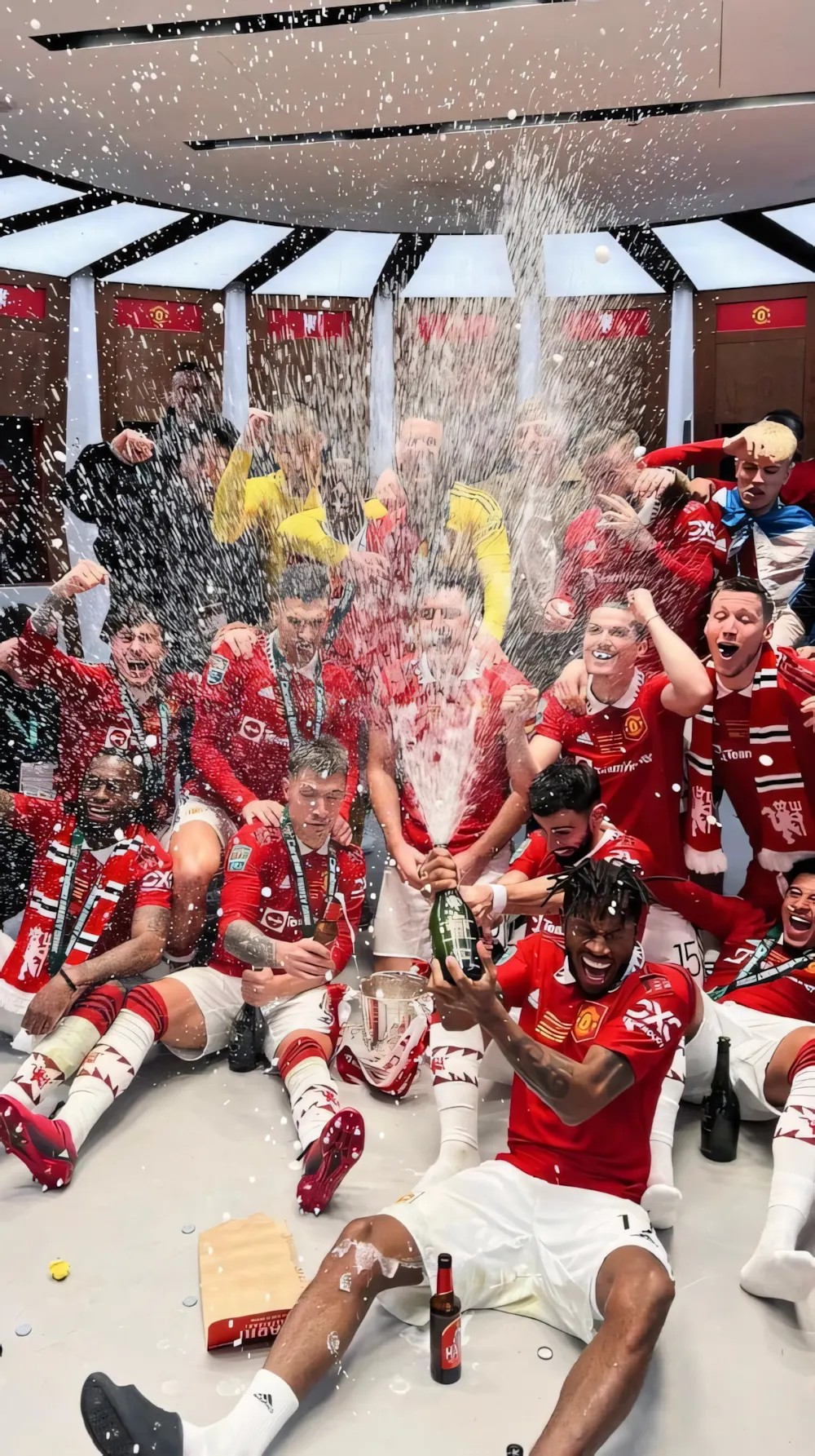 Hình nền nghệ thuật Man Utd với hiệu ứng khói màu