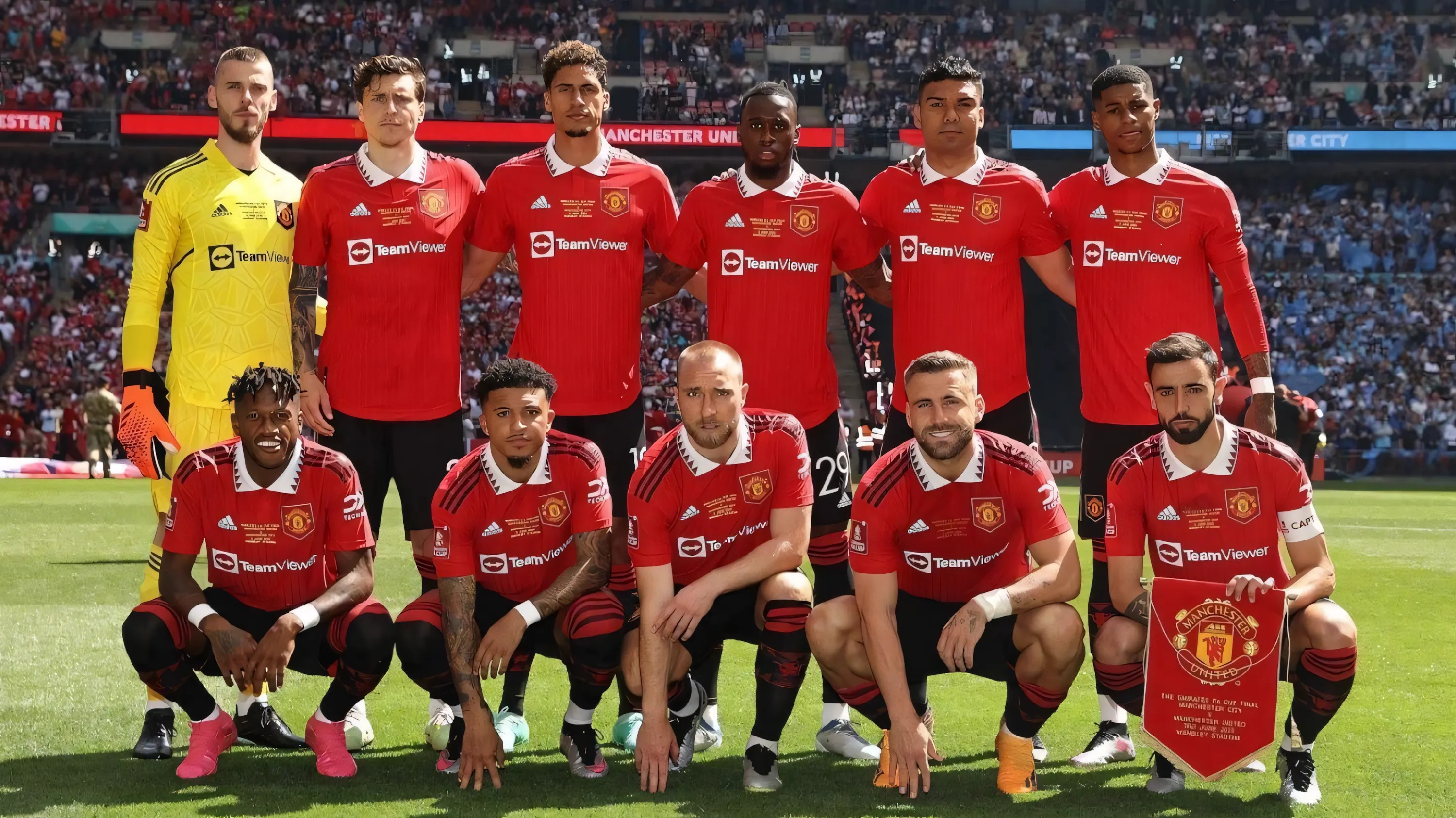 Hình nền máy tính MU góc rộng sân cỏ xanh mướt