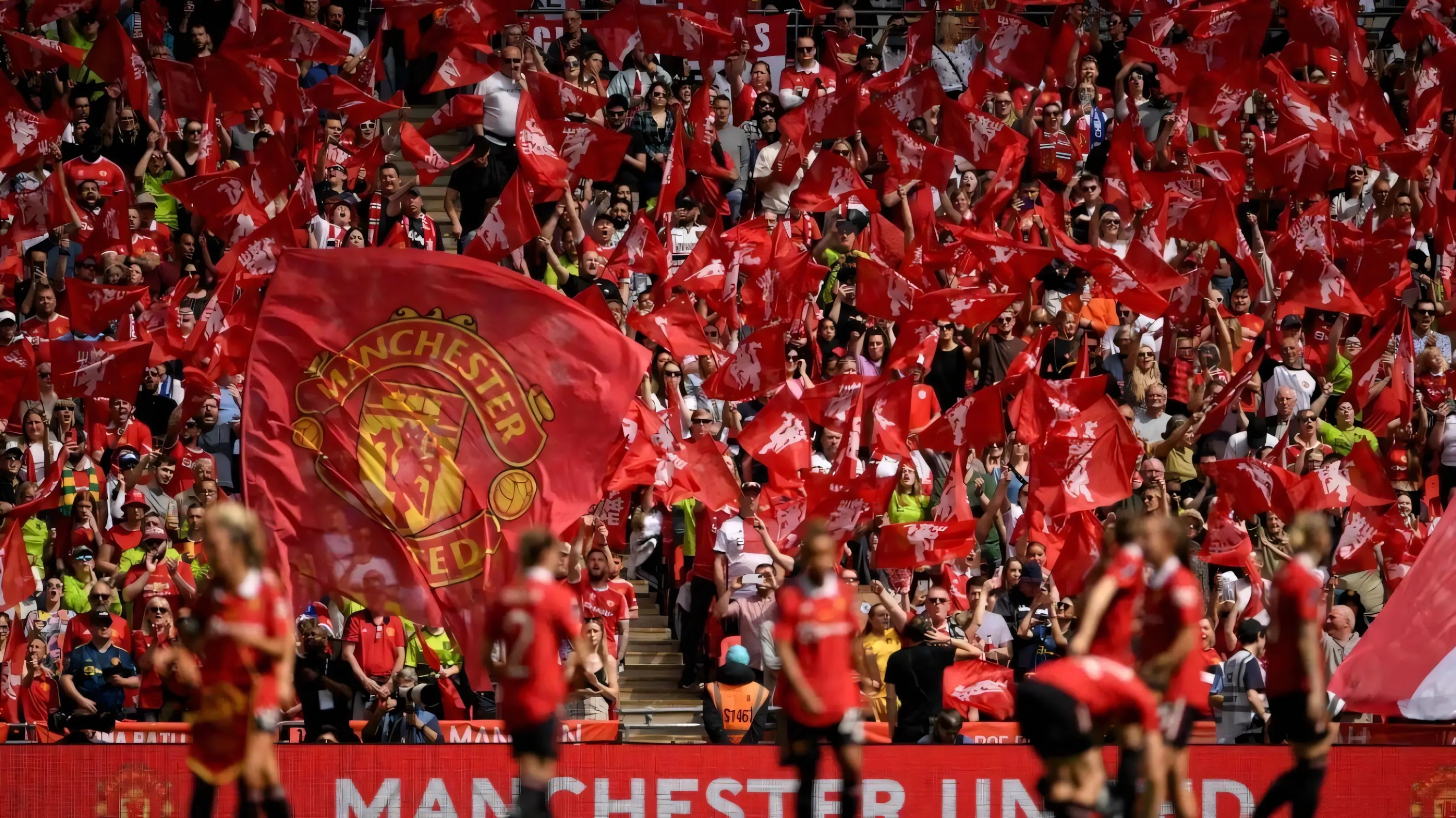 Hình nền PC logo Manchester United trên nền vải lụa đỏ