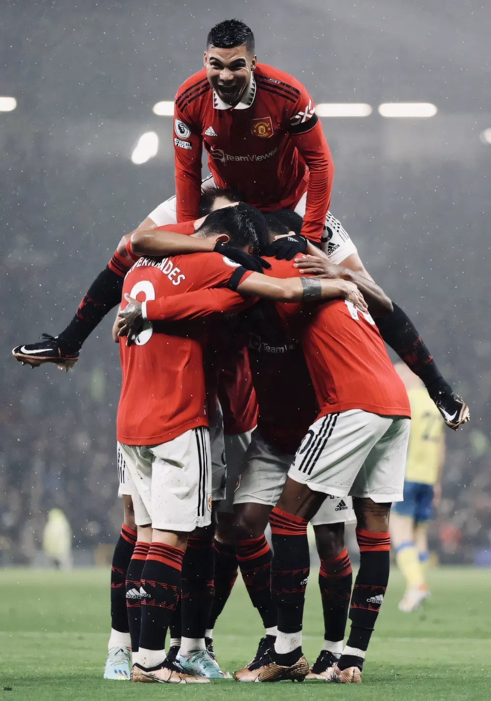 Hình nền MU cách điệu logo cực chất