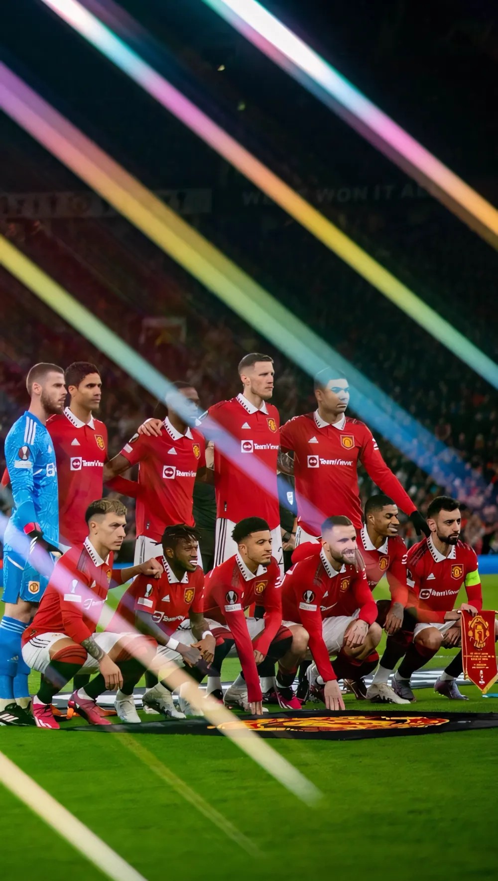 Ảnh nền MU thiết kế neon rực rỡ trong đêm