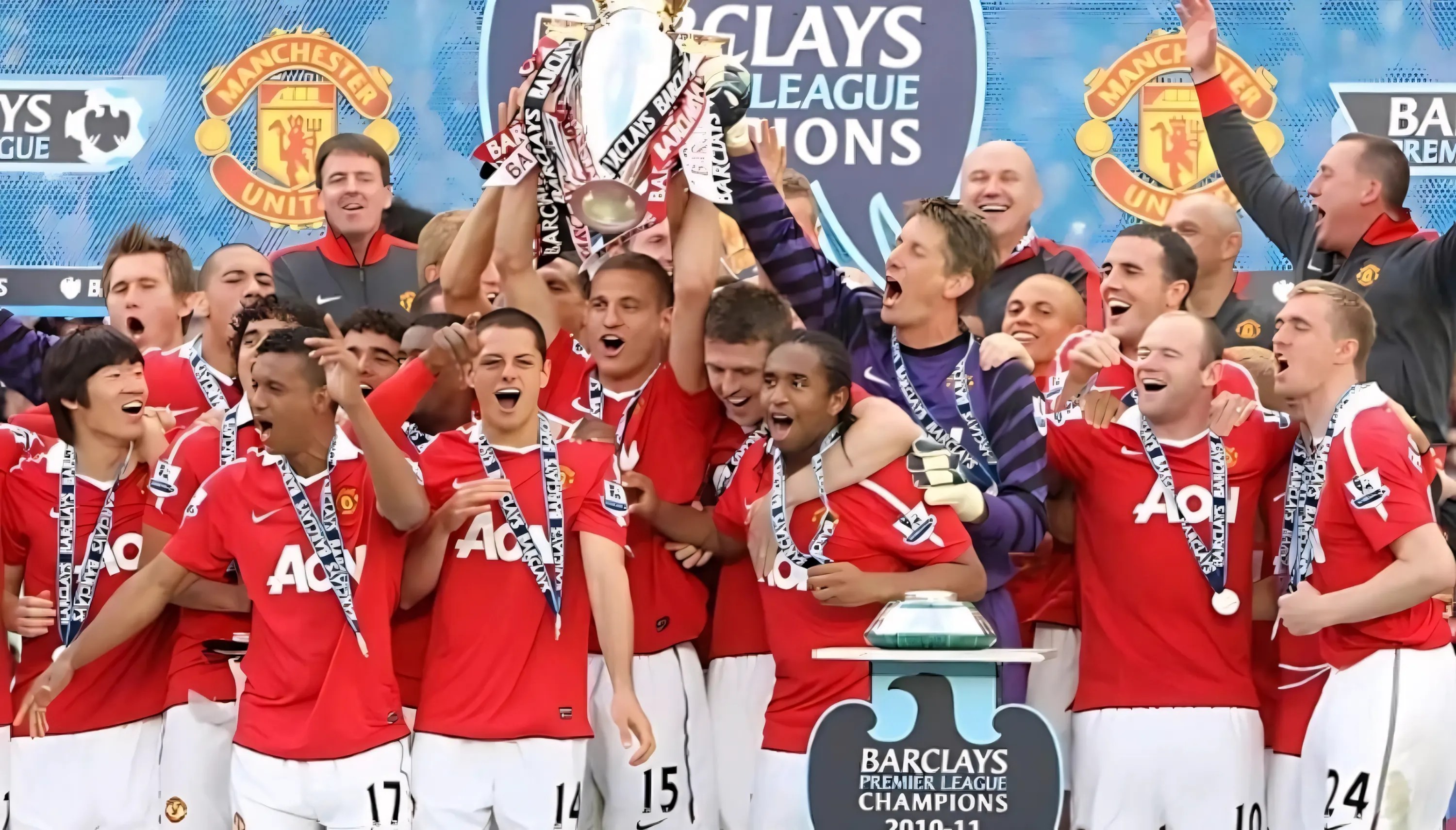 Ảnh nền desktop MU góc nhìn từ đường hầm sân cỏ