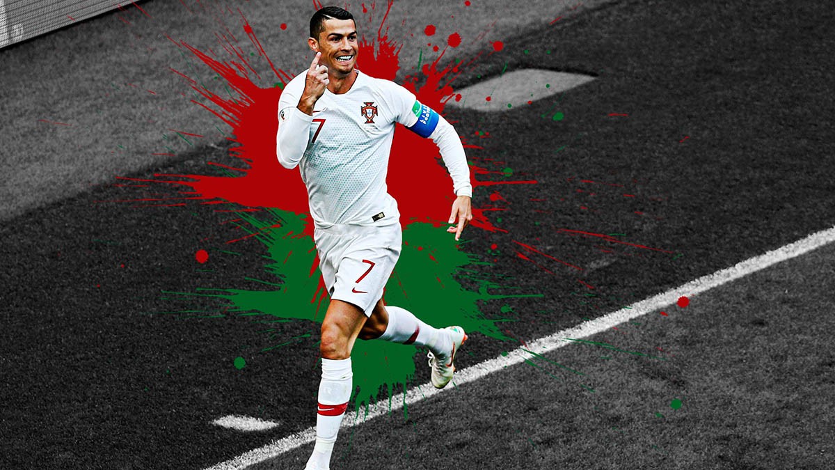 Ronaldo trong một pha tranh chấp bóng