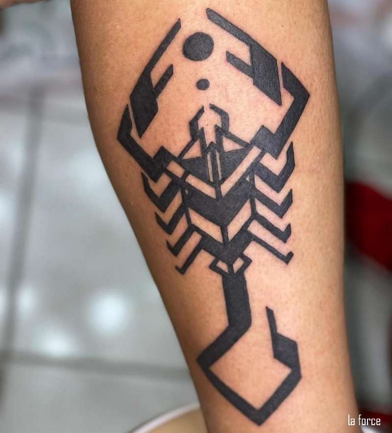 Xăm bọ cạp hình học sau lưng