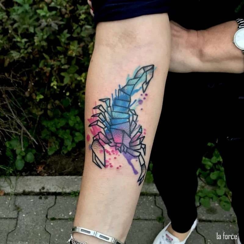 Xăm bọ cạp màu độc đáo phong cách hình học