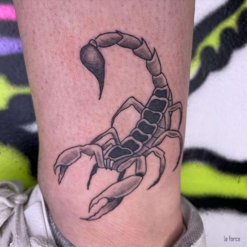 Xăm hình bọ cạp ở chân độc đáo