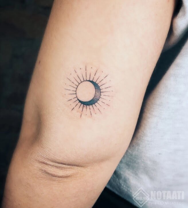 hình xăm mặt trời và mặt trăng kết hợp