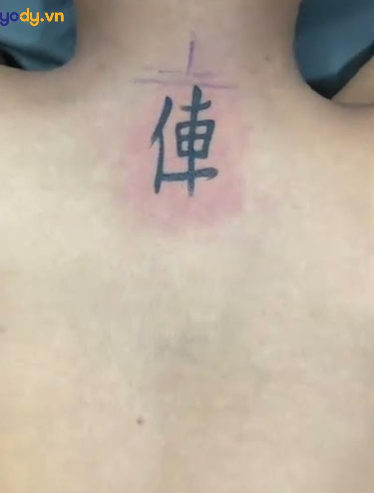 Hình xăm quân xe cờ tướng sau lưng với đường nét mạnh mẽ