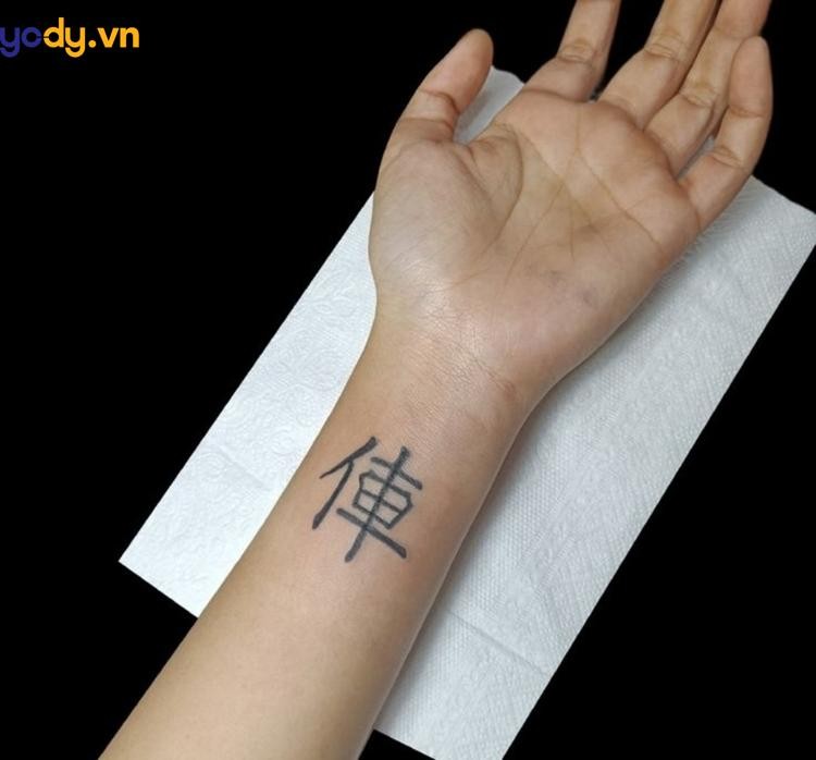 Cận cảnh hình xăm con xe cờ tướng chi tiết trên cánh tay