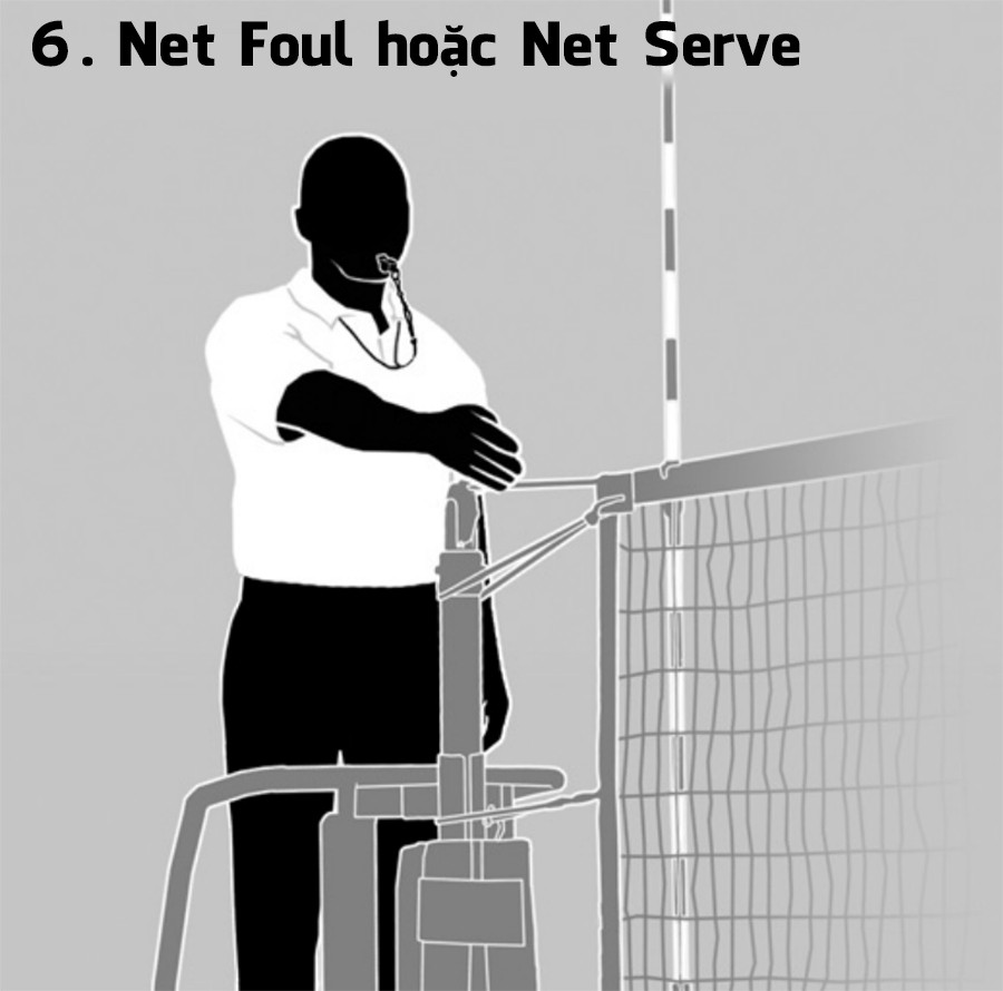 Trọng tài chỉ tay vào lưới xác nhận lỗi