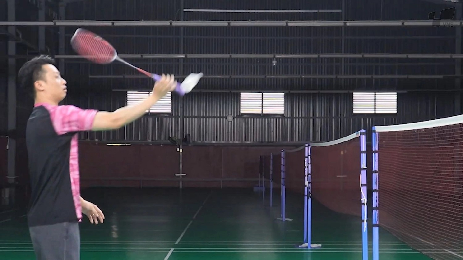 Đánh cầu bằng cán vợt vẫn được tính hợp lệ