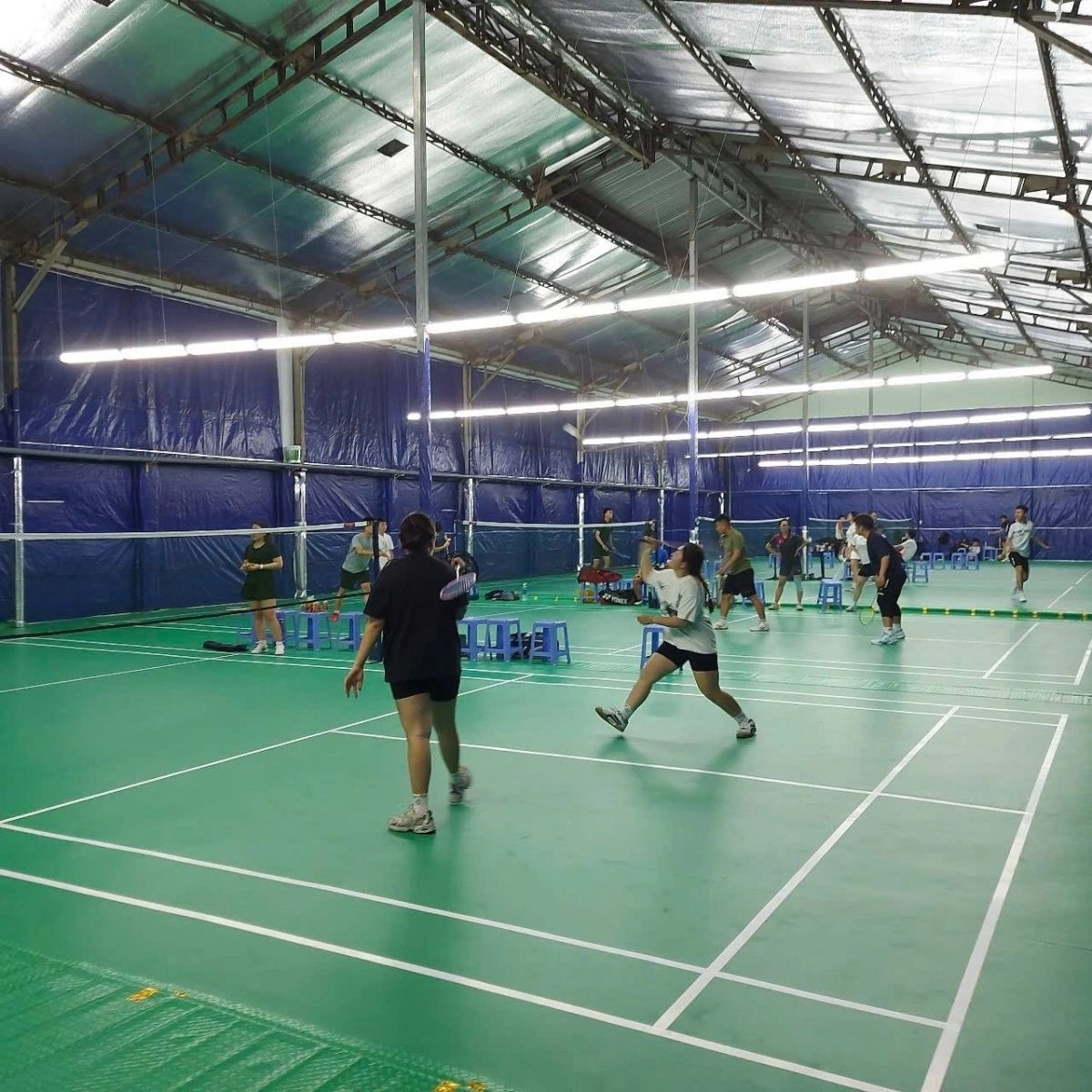 Khu vực ghế ngồi nghỉ ngơi và tiện ích tại sân