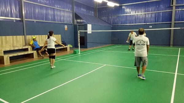 Khu vực ghế ngồi chờ rộng rãi cho người chơi