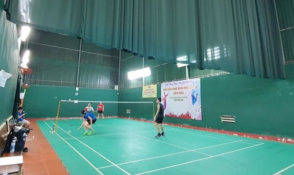 Mặc dù quy mô sân khá nhỏ nhưng vẫn trang bị đầy đủ dụng cụ thể thao cho vợt thủ