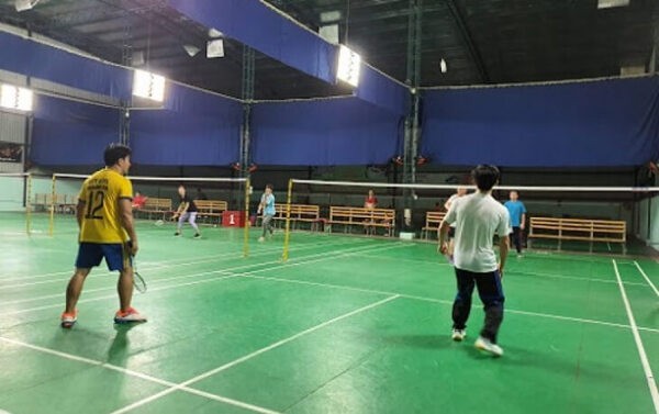 Sân có hàng ghế ngồi nghỉ ngơi dành cho vợt thủ và khán giả