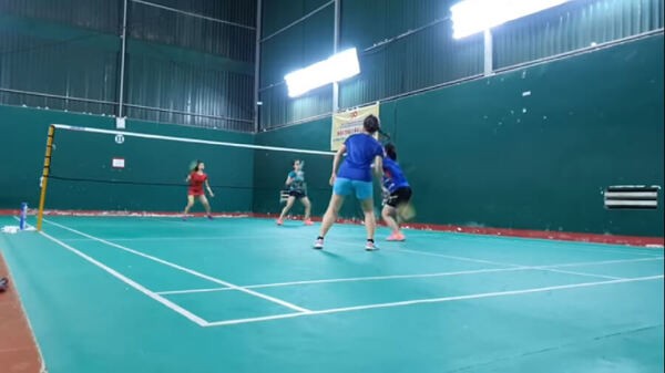 Mặt sân còn khá mới và sạch sẽ