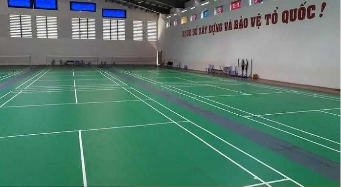 Người chơi đang tập luyện tại sân cầu lông Hồ Nghinh