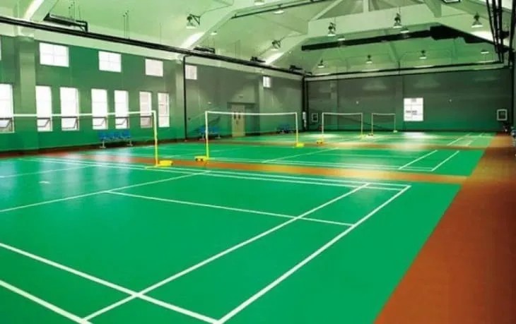 Sinh viên tập luyện tại sân trường Đại học Thể dục Thể thao