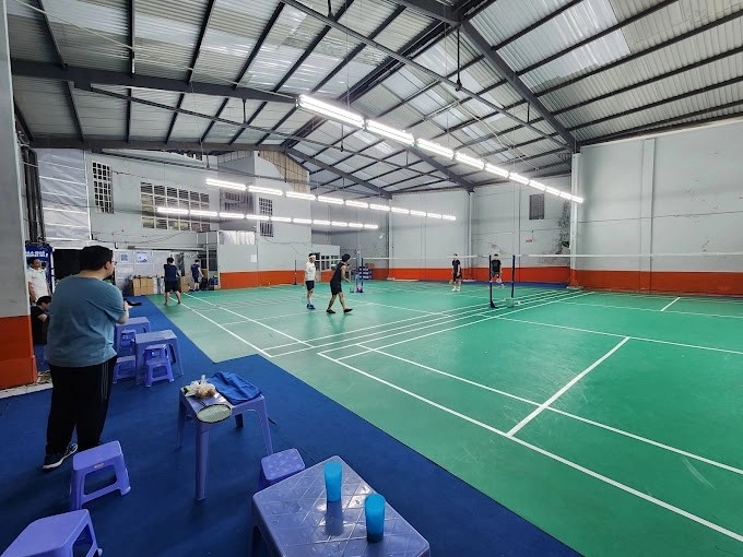 khu vực ghế ngồi của sân cầu lông Đông Hồ