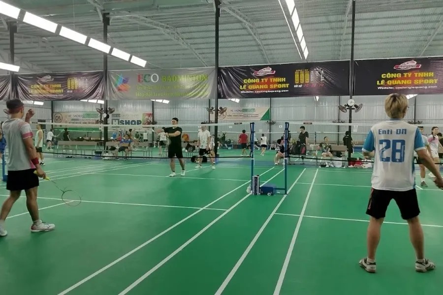 Hàng ghế ngồi chờ tại sân ECO