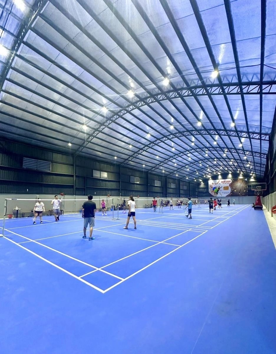 Bảng hiệu và lối vào sân cầu lông ENJOY SPORT tại Gò Vấp