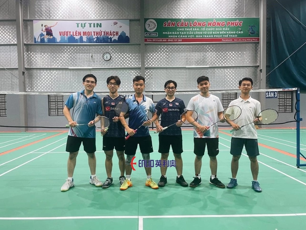 Khu vực thi đấu tại sân cầu lông Hồng Phúc với ánh sáng đầy đủ