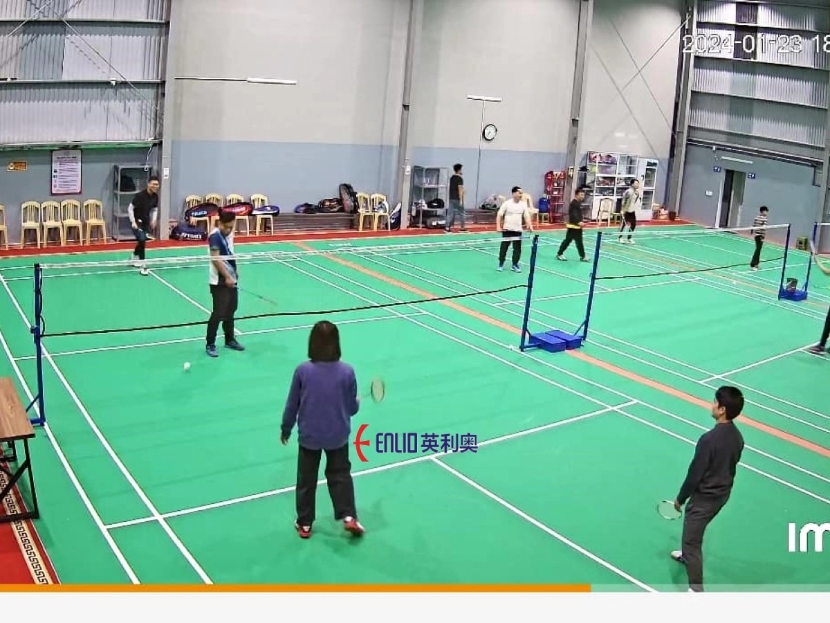 Cận cảnh lưới và cột trụ tại sân cầu lông Hồng Phúc