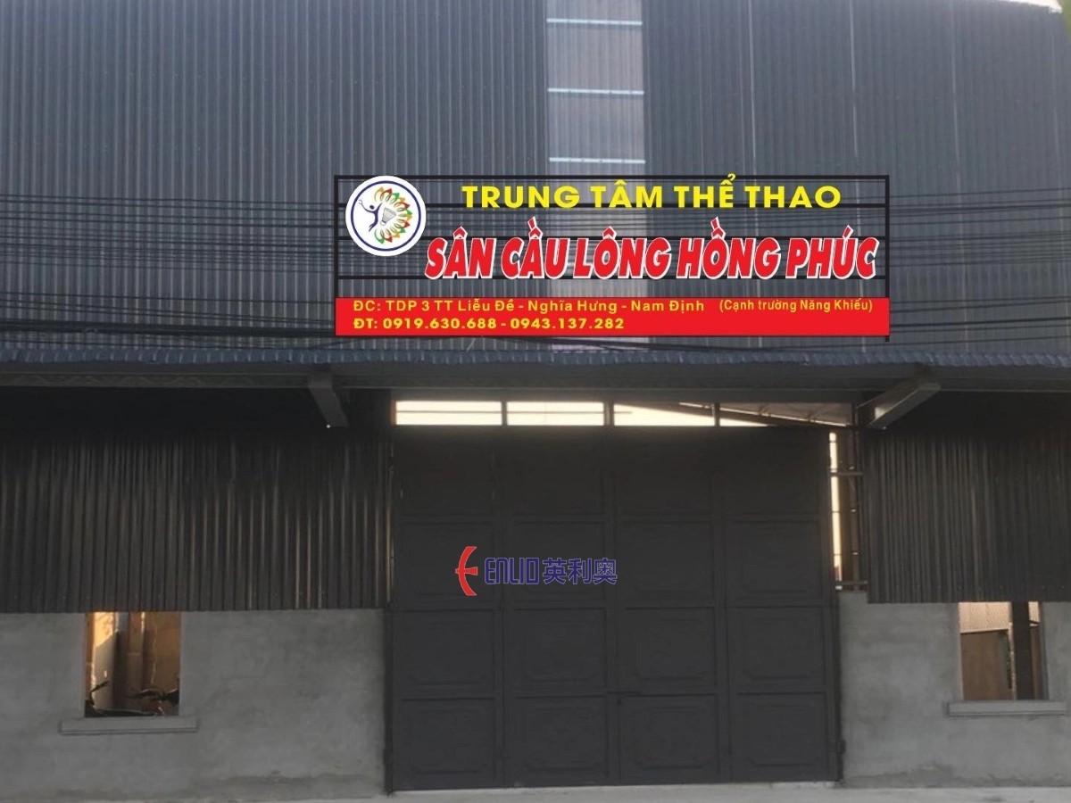 Người chơi đang tập luyện tại sân cầu lông Hồng Phúc