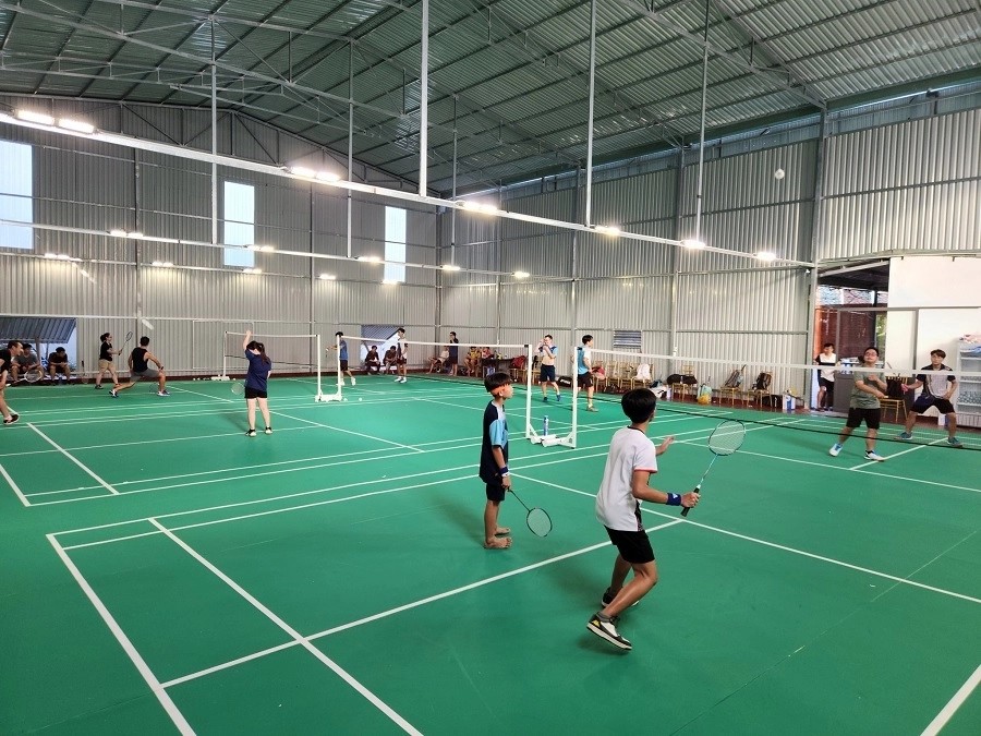 Sân cầu lông Mega với không gian rộng rãi