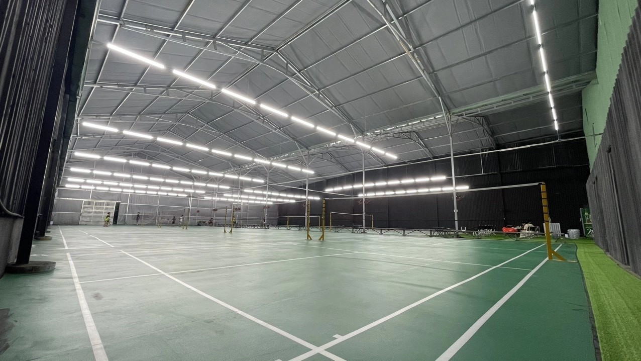 Không gian rộng rãi và thoáng đãng bên trong sân cầu lông Như Nhiên