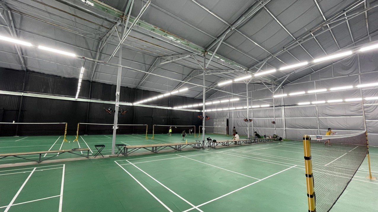 Cơ sở vật chất hiện đại và hệ thống chiếu sáng chống chói tại sân