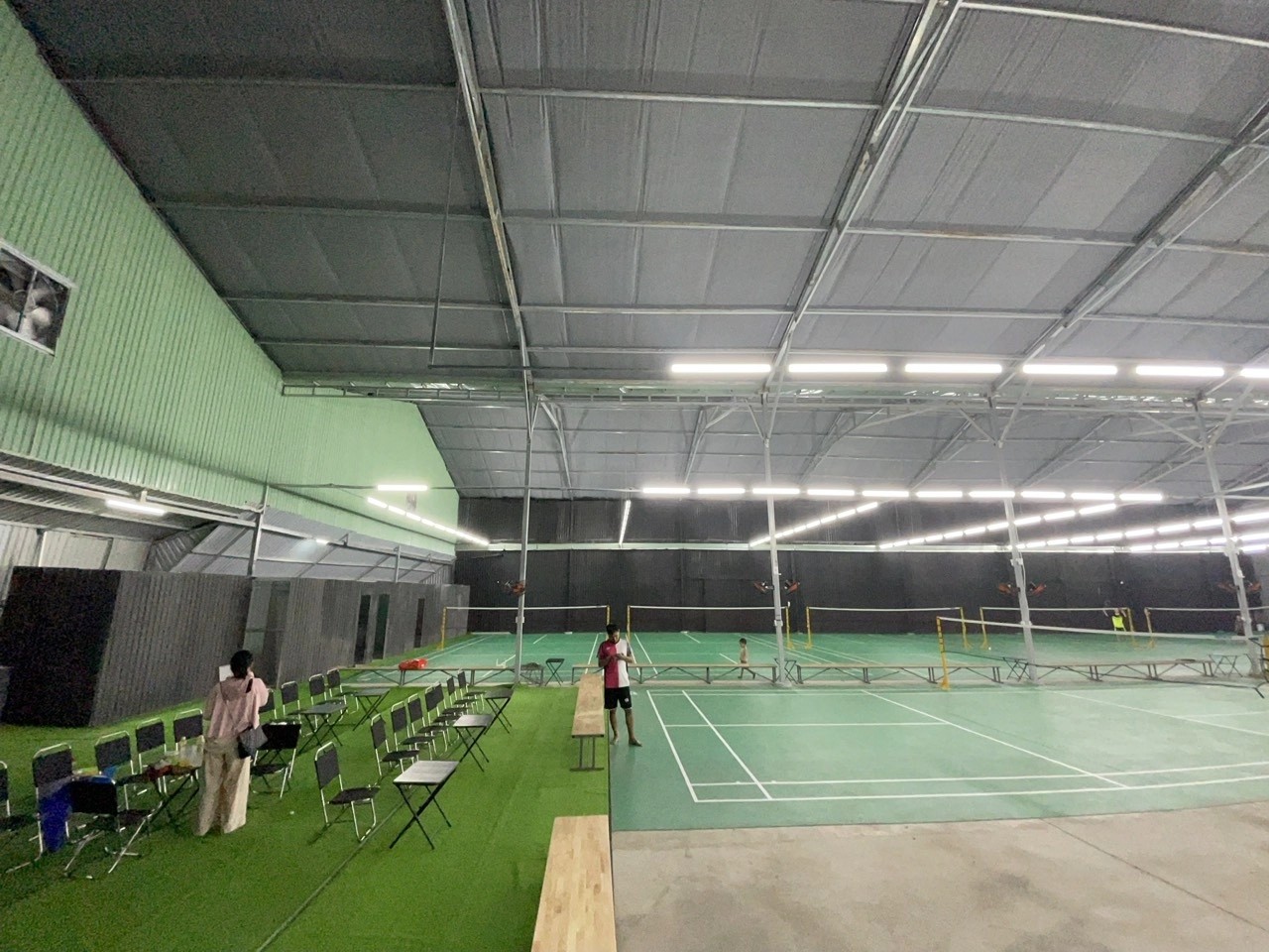 Bảng giá và không gian sân nhìn từ góc khán đài