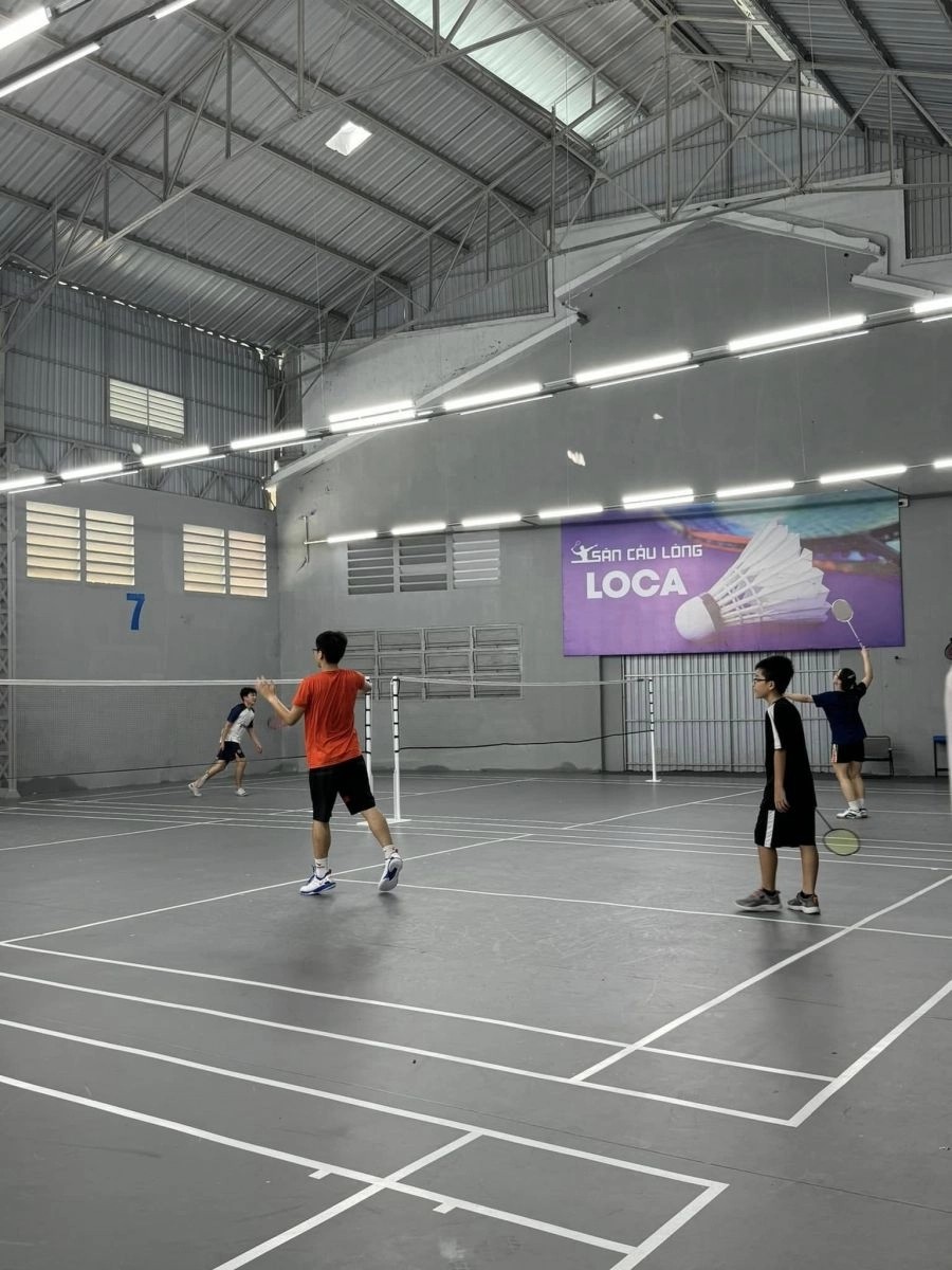 Sân Loca Badminton Club với thảm sân màu bạc