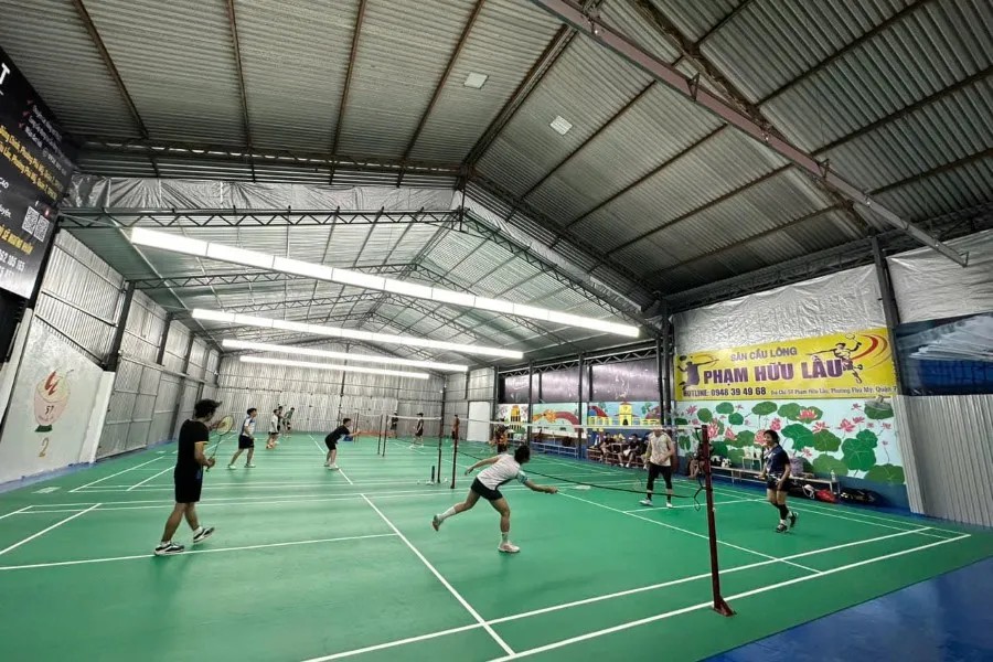 Cận cảnh lưới và mặt sân Phạm Hữu Lầu