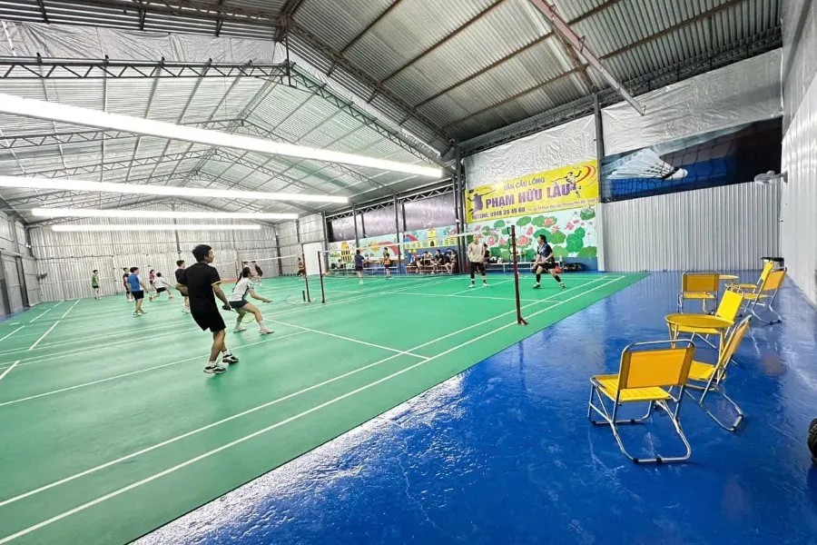 Không gian bên trong sân Phạm Hữu Lầu