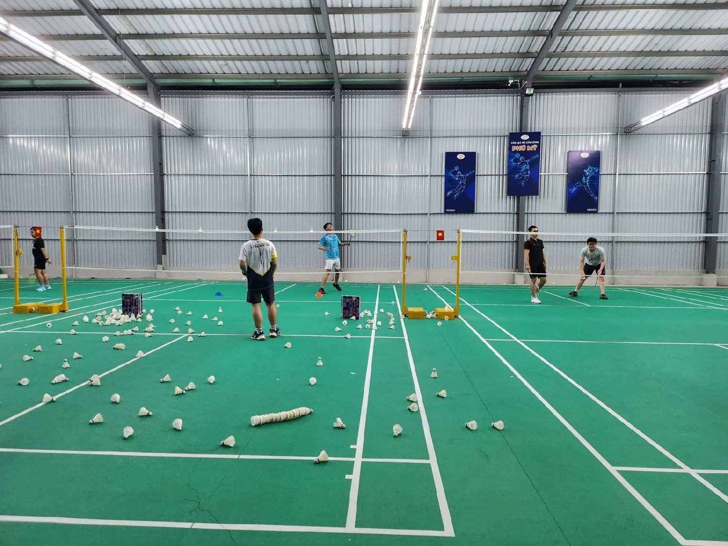 Bảng thông báo và khu vực check-in tại sân