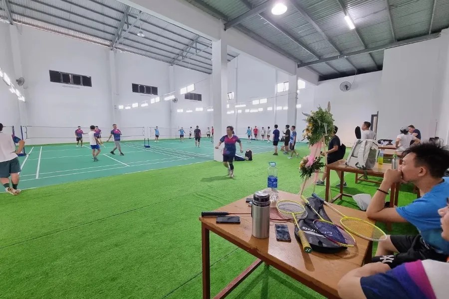 Bên trong sân Phú Xuân