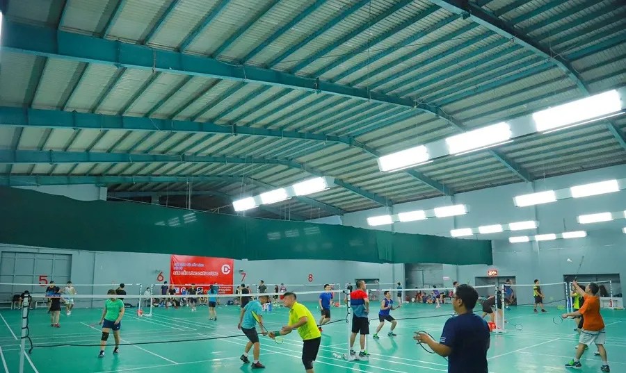 Sân cầu lông trường Nguyễn Thị Minh Khai rộng rãi, thoáng mát