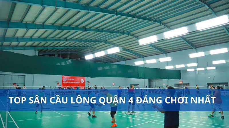 Nhóm người chơi đang tập luyện tại sân cầu lông Tân Cảng Quận 4