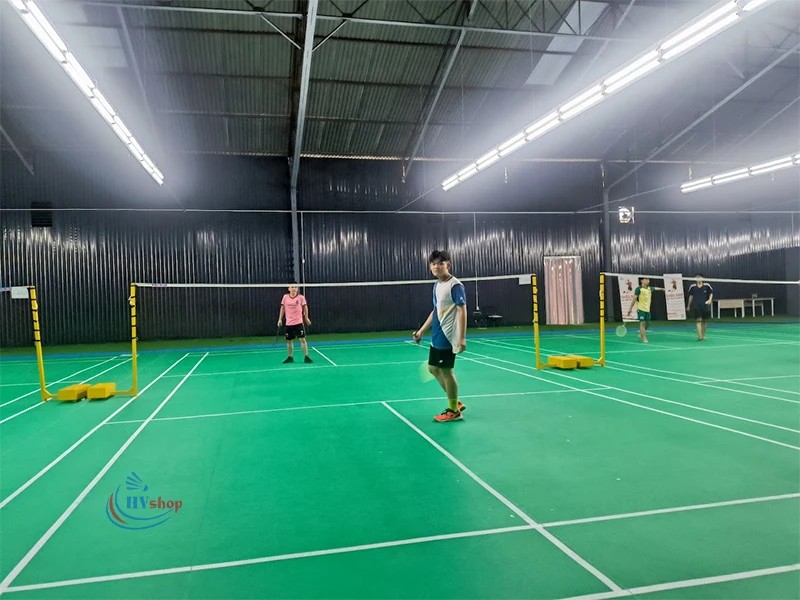 Sân cầu lông quận 4 T12 với không gian rộng rãi và thảm sàn tiêu chuẩn