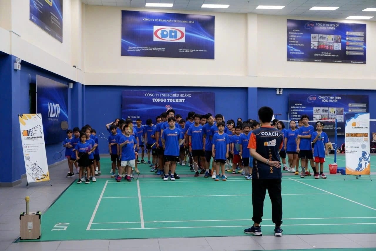 Toàn cảnh sân nhìn từ khu vực khán đài