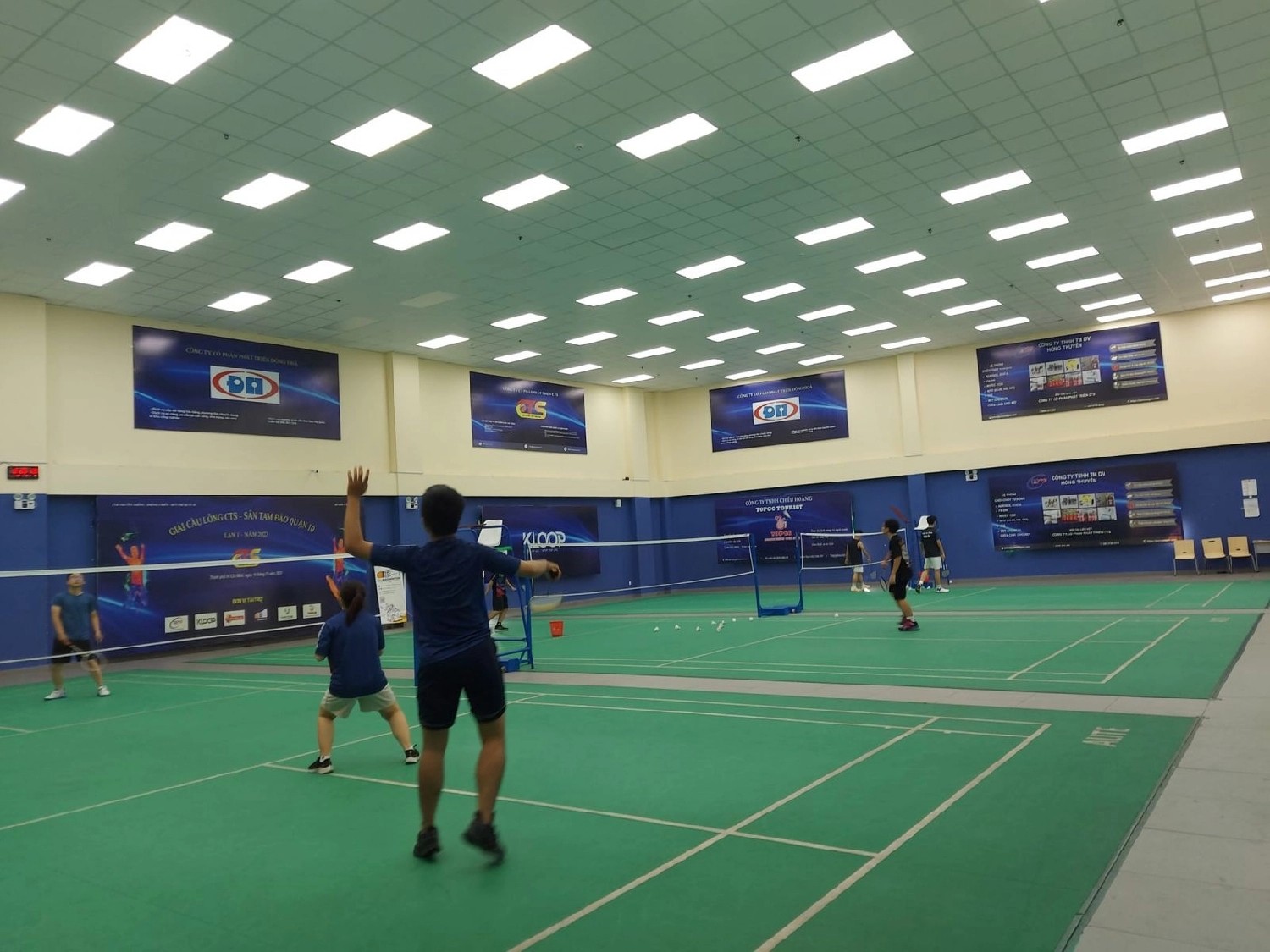 Góc nhìn từ cuối sân cho thấy không gian tập luyện