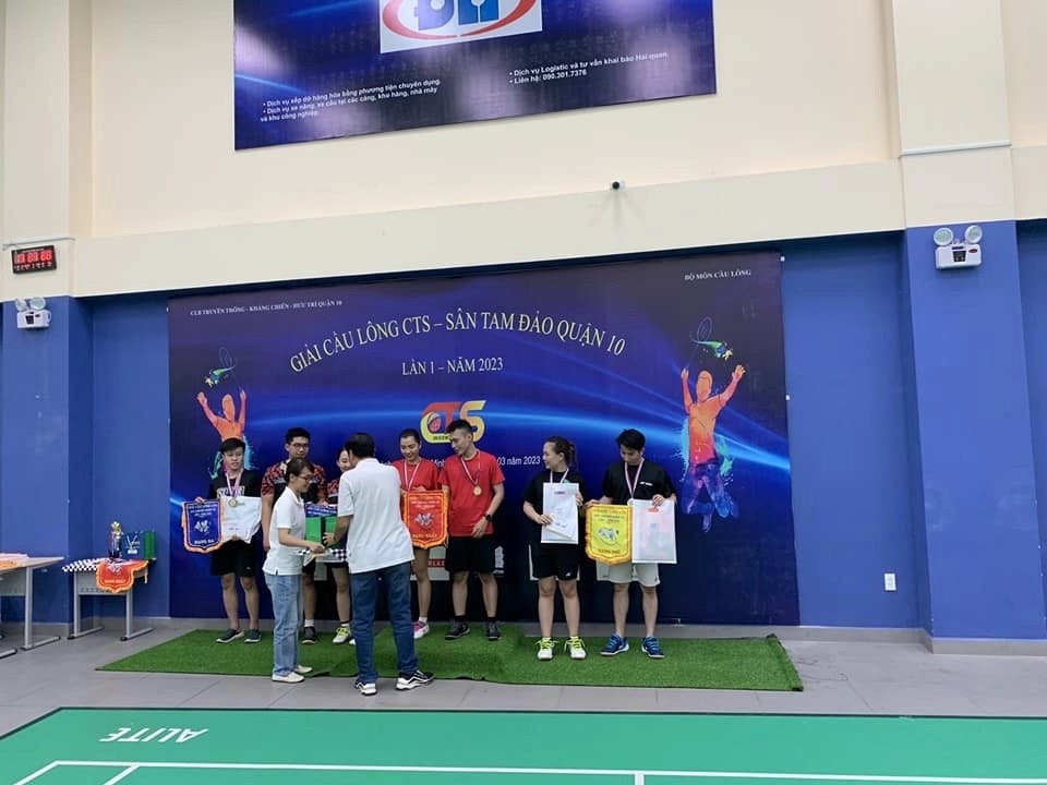 Các lông thủ đang hăng say tập luyện tại sân