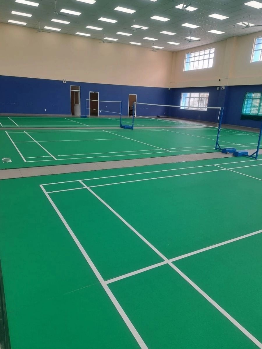 Góc chụp cận cảnh lưới và cột đèn chiếu sáng