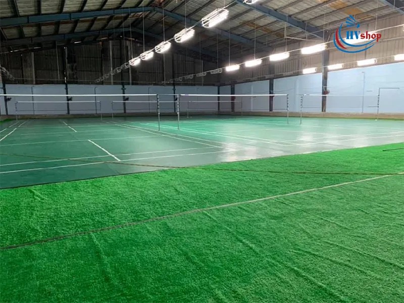 Khuôn viên bên ngoài của sân cầu lông Tân Sơn