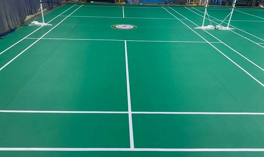 Người chơi đang tập luyện tại một sân cầu lông tiêu chuẩn ở Thủ Đức